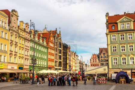 Foto de WROCLAW, POLONIA - 21 de septiembre de 2022: Coloridos edificios antiguos en Old Market Square en un día soleado, Wroclaw, Polonia - Imagen libre de derechos