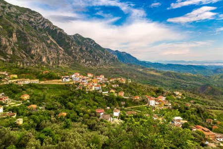 Foto de Vista desde el castillo de Kruja en un hermoso día de verano, Albania - Imagen libre de derechos