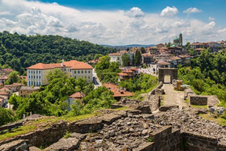 Foto de Fortaleza Tsarevets en Veliko Tarnovo en un hermoso día de verano, Bulgaria - Imagen libre de derechos