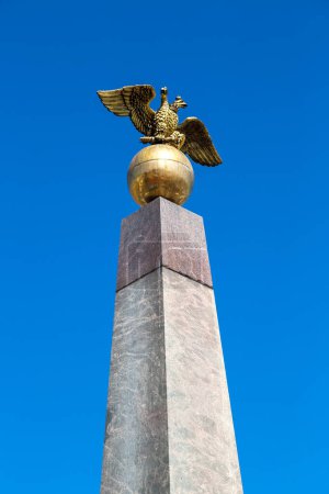 Foto de Águila de doble cabeza en la columna Alexander en Helsinki en un hermoso día de verano, Finlandia - Imagen libre de derechos