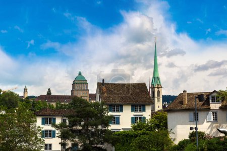 Téléchargez les photos : Vue aérienne panoramique de Zurich par une belle journée d'été, Suisse - en image libre de droit