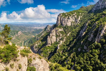 Foto de Vista aérea de las montañas de Montserrat en un hermoso día de verano, Cataluña, España - Imagen libre de derechos