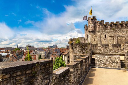 Foto de Castillo medieval Gravensteen (Castillo de los Condes) en Gent en un hermoso día de verano, Bélgica - Imagen libre de derechos