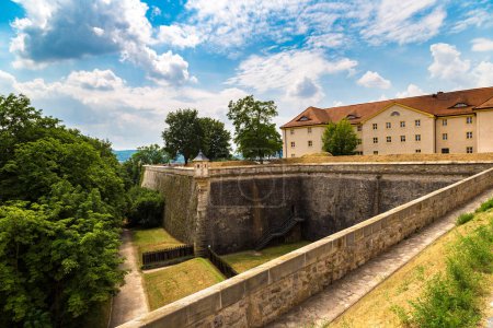 Téléchargez les photos : Forteresse Petersberg à Erfurt par une belle journée d'été, Allemagne - en image libre de droit