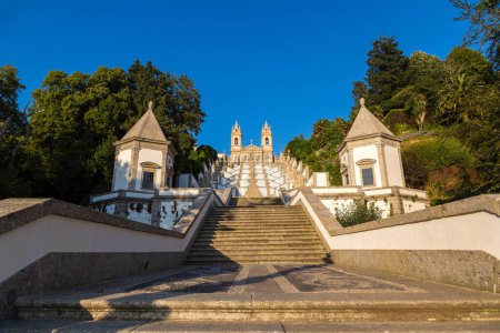 Foto de Bom Jesus do Monte Monasterio en Braga en un hermoso día de verano, Portugal - Imagen libre de derechos