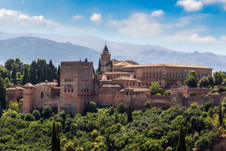 Téléchargez les photos : Forteresse arabe de l'Alhambra à Grenade par une belle journée d'été, Espagne - en image libre de droit