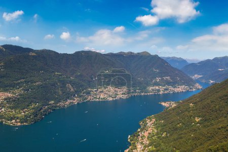 panoramische Luftaufnahme des Comer Sees in Italien an einem schönen Sommertag