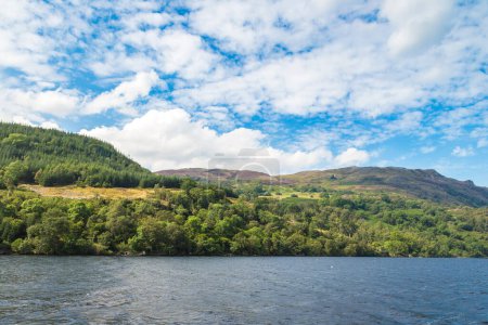 Téléchargez les photos : Belle vue sur le Loch Ness en Écosse par une belle journée d'été, Royaume-Uni - en image libre de droit