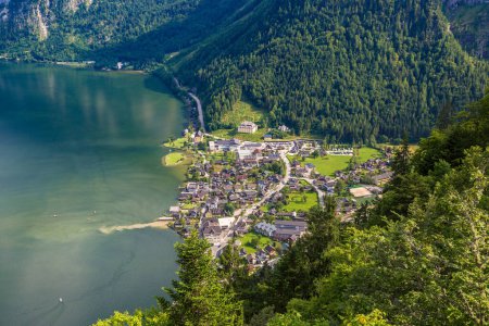 Téléchargez les photos : Vue aérienne panoramique du célèbre village de montagne de Hallstatt, Salzkammergut, Autriche par une belle journée d'été - en image libre de droit