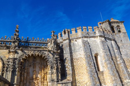 Téléchargez les photos : Porte manuélin du couvent du Christ dans le château templier médiéval à Tomar par une belle journée d'été, Portugal - en image libre de droit