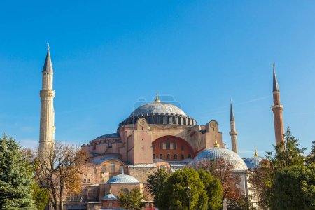 Téléchargez les photos : Hagia Sophia à Istanbul, Turquie par une belle journée d'été - en image libre de droit