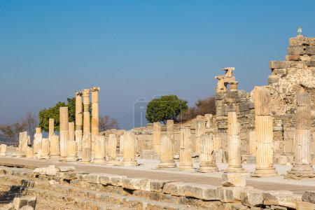 Foto de Ruinas de la antigua ciudad Éfeso, la antigua ciudad griega en Turquía, en un hermoso día de verano - Imagen libre de derechos