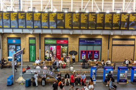 Téléchargez les photos : LONDRES, Royaume-Uni - 6 SEPTEMBRE 2023 : Horaires des départs à la station Kings Cross à Londres, Angleterre, Royaume-Uni - en image libre de droit