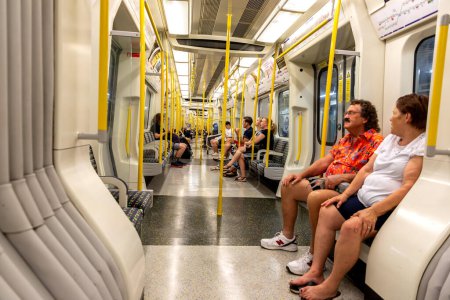 Foto de LONDRES, REINO UNIDO - 10 DE SEPTIEMBRE DE 2023: La gente viaja en metro subterráneo. Interior del vagón subterráneo en Londres, Inglaterra, Reino Unido - Imagen libre de derechos