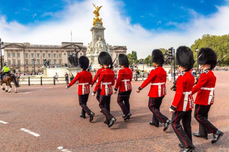 Foto de LONDRES, Reino Unido - 8 de septiembre de 2023: ceremonia de cambio de guardia frente al Palacio de Buckingham en Londres en un día soleado, Reino Unido - Imagen libre de derechos