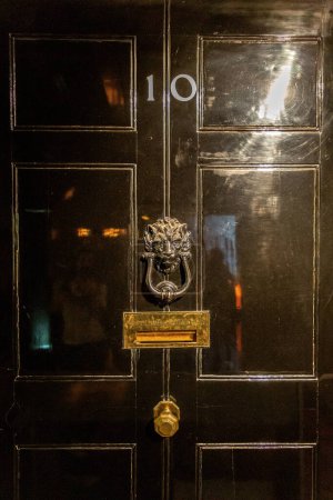 Foto de LONDRES, Reino Unido - 8 de septiembre de 2023: Puerta original de roble a 10 Downing Street - oficina Primeros ministros de Gran Bretaña en Churchill War Rooms of the Imperial War Museum en Londres, Inglaterra, Reino Unido - Imagen libre de derechos