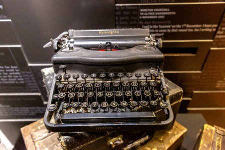 Foto de LONDRES, Reino Unido - 8 de septiembre de 2023: Máquina de escribir Vinage Remington en Churchill War Rooms del Imperial War Museum en Londres, Inglaterra, Reino Unido - Imagen libre de derechos