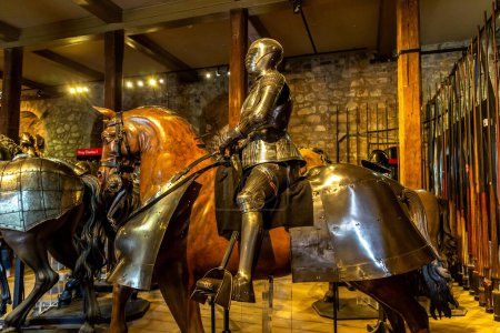 Foto de LONDRES, Reino Unido - 26 de septiembre de 2023: Armaduras de caballeros medievales en la armería de la Torre de Londres en Londres, Inglaterra, Reino Unido - Imagen libre de derechos