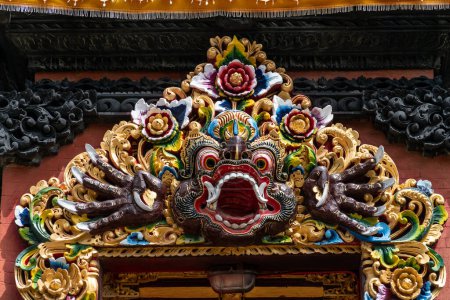 Foto de Máscara colorida sobre la entrada del templo en Nusa Dua, Bali, Indonesia. Concepto de símbolos de sacrificio espiritual - Imagen libre de derechos