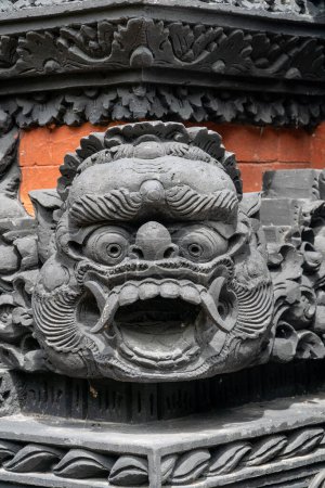 Foto de Máscaras negras de hormigón en la entrada del templo en Nusa Dua, Bali, Indonesia. Concepto de símbolos de sacrificio espiritual - Imagen libre de derechos