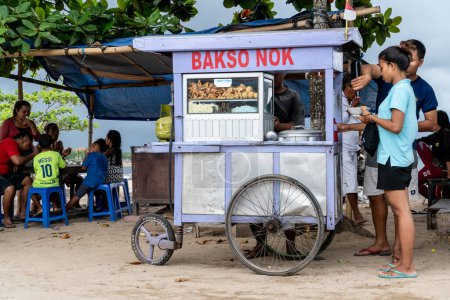 Foto de Nusa Dua, Bali, Indonesia - 22 de enero de 2019: Comida callejera local vendida por vendedores privados en las calles de Nusa Dua, isla de Bali, Indonesia - Imagen libre de derechos