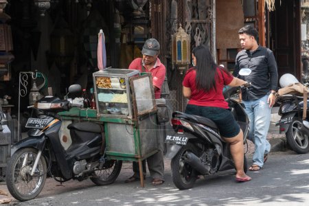 Foto de Bali, Indonesia - 22 de enero de 2019: Comida callejera local vendida por vendedores privados en las calles de la isla de Bali, Indonesia - Imagen libre de derechos