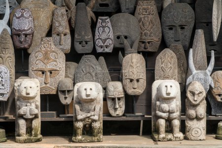 Foto de Máscaras decorativas y otras cosas de madera vendidas en Ubud, Bali, Indonesia. - Imagen libre de derechos