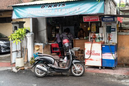 Foto de Bali, Indonesia - 22 de enero de 2019: Gasolina al por menor vendida en las calles de Bali, Indonesia. Comercio minorista de gasolina callejera - Imagen libre de derechos