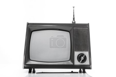 Foto de Televisor analógico retro portátil en blanco y negro con antena. Vista frontal. Tecnologías clásicas antiguas - Imagen libre de derechos