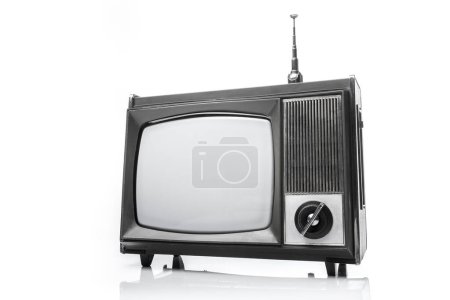 Foto de Televisor analógico retro portátil en blanco y negro con antena. Vista lateral derecha sobre fondo blanco. - Imagen libre de derechos