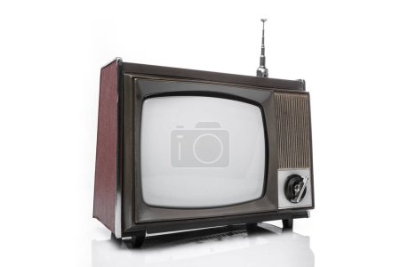 Foto de Televisor analógico retro portátil en blanco y negro con antena. Vista lateral izquierda sobre fondo blanco. - Imagen libre de derechos