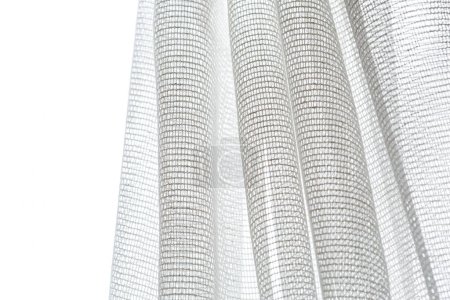 Foto de Pliegues de tejido fino transparente blanco sobre un fondo blanco. Concepto de diseño textil - Imagen libre de derechos