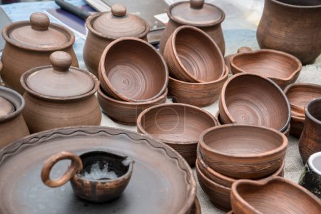 Foto de Diferentes ejemplos de cerámica tradicional de arcilla ucraniana: ollas, jarrones, jarrones, tazas y cuencos. Artesanía artesanal en cerámica - Imagen libre de derechos