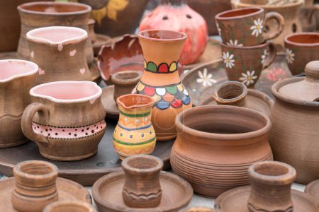 Foto de Diferentes ejemplos de cerámica tradicional de arcilla ucraniana: ollas, jarrones, jarrones, tazas y cuencos. Artesanía artesanal en cerámica - Imagen libre de derechos