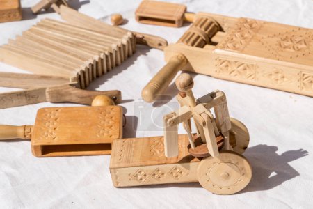 Foto de Conjunto de instrumentos / juguetes tradicionales de madera ucraniana. Concepto nacional de instrumentos de música de madera - Imagen libre de derechos