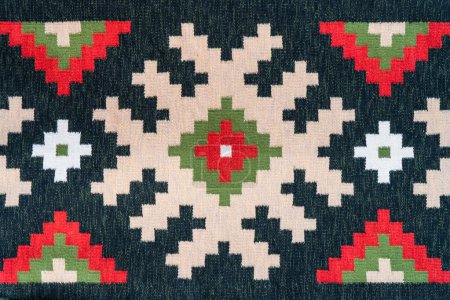 Foto de Ornamento geométrico ucraniano tradicional en alfombra tejida hecha a mano en Bohuslav, región de Kiev. Tejido ucraniano y concepto de artesanía - Imagen libre de derechos