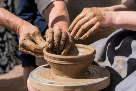 Foto de Primer plano de las manos haciendo tazón de barro durante las clases de cerámica. Cerámica ucraniana y concepto de artesanía - Imagen libre de derechos