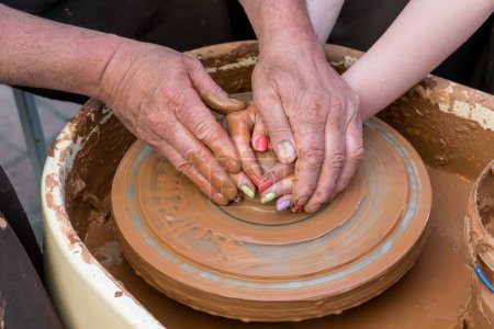 Foto de Primer plano de las manos haciendo tazón de barro durante las clases de cerámica. Cerámica ucraniana y concepto de artesanía - Imagen libre de derechos