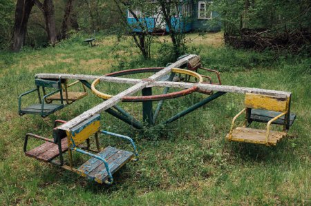 Téléchargez les photos : Une balançoire d'enfants abandonnés - en image libre de droit