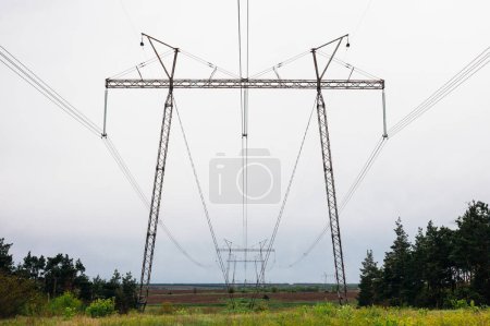 Foto de Líneas eléctricas en Ucrania línea de alto voltaje en el fondo del cielo - Imagen libre de derechos