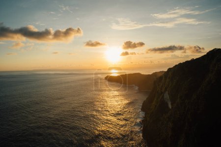 Foto de Hermosa puesta de sol sobre el paisaje de la naturaleza del océano - Imagen libre de derechos