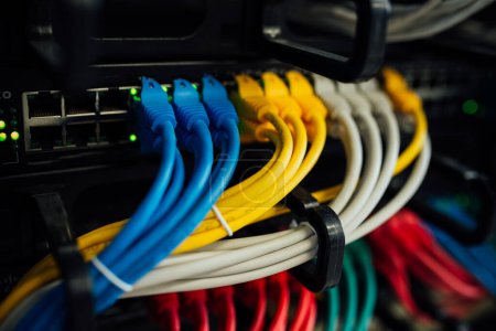 Foto de Cables de comunicación del servidor cables coloridos - Imagen libre de derechos