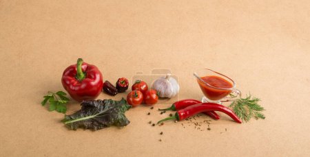 Foto de Ingrediente fresco para la salsa con ajo y pimienta picante y especias - Imagen libre de derechos