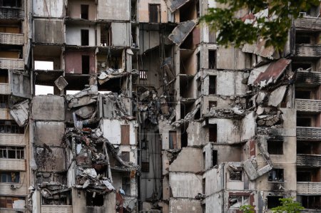 Foto de Un edificio residencial fue destruido en Ucrania después de un ataque con misiles rusos. Guerra en Ucrania - Imagen libre de derechos