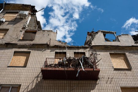 Foto de Ataque con misiles, una casa destruida en Kharkiv durante la guerra, Ucrania - Imagen libre de derechos