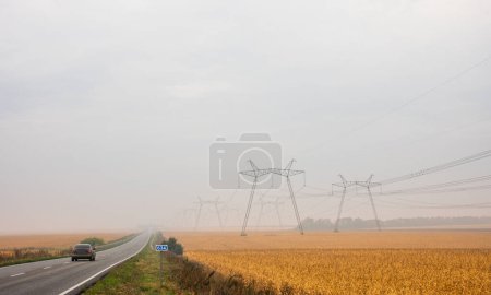 Foto de Línea de energía de alto voltaje conecta Ucrania, apagón en Ucrania, sistema de energía de la industria concepto - Imagen libre de derechos