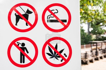 Téléchargez les photos : Panneaux interdisant de fumer du cannabis alcool et chiens espace public et aire de jeux pour enfants - en image libre de droit