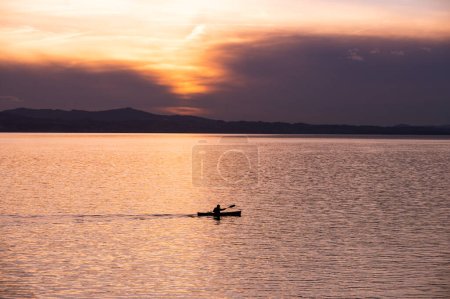 Foto de Silueta de kayak en la puesta de sol del lago Constanza, paisaje de Europa - Imagen libre de derechos