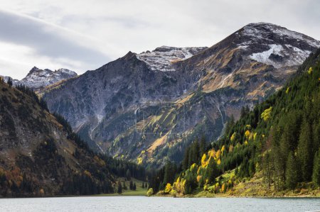 Foto de Lago natural Vilsalpsee y las montañas de Austria, hermosas vistas de la región del Tirol - Imagen libre de derechos