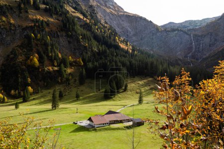 Foto de Paisaje alpino, refugio turístico en las montañas de los Alpes, hermosa vista - Imagen libre de derechos